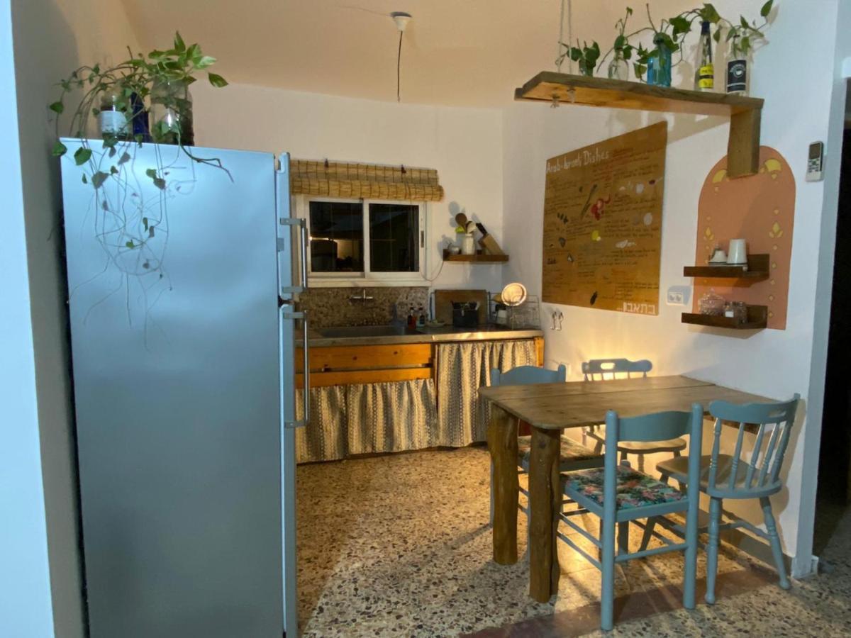 Juha'S Guesthouse - Zarqa Bay Jisr ez Zarqa Esterno foto