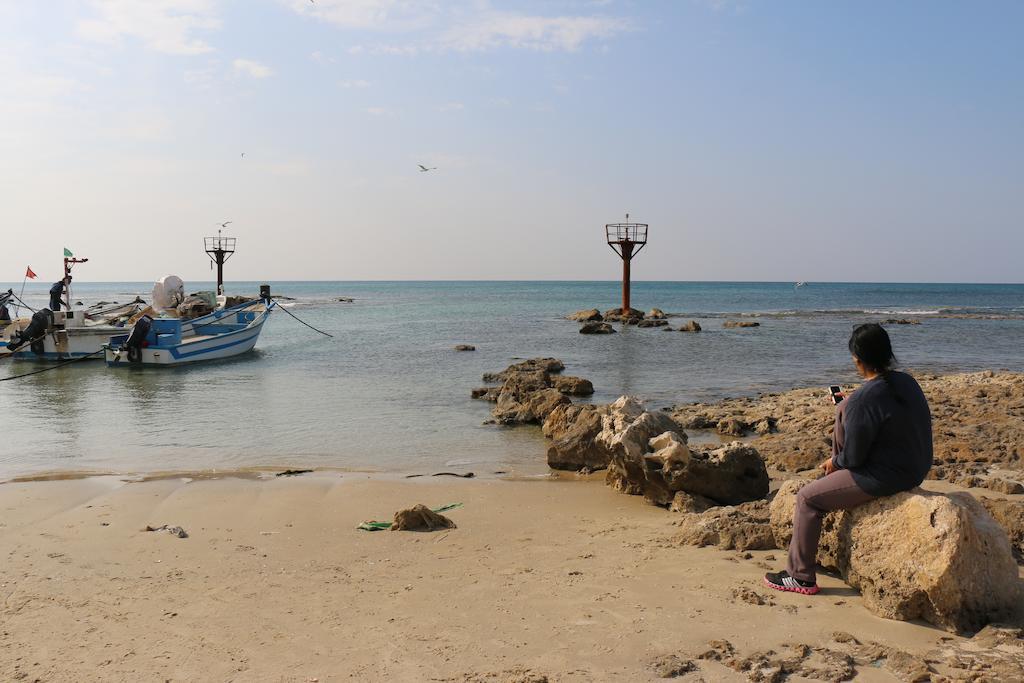 Juha'S Guesthouse - Zarqa Bay Jisr ez Zarqa Esterno foto